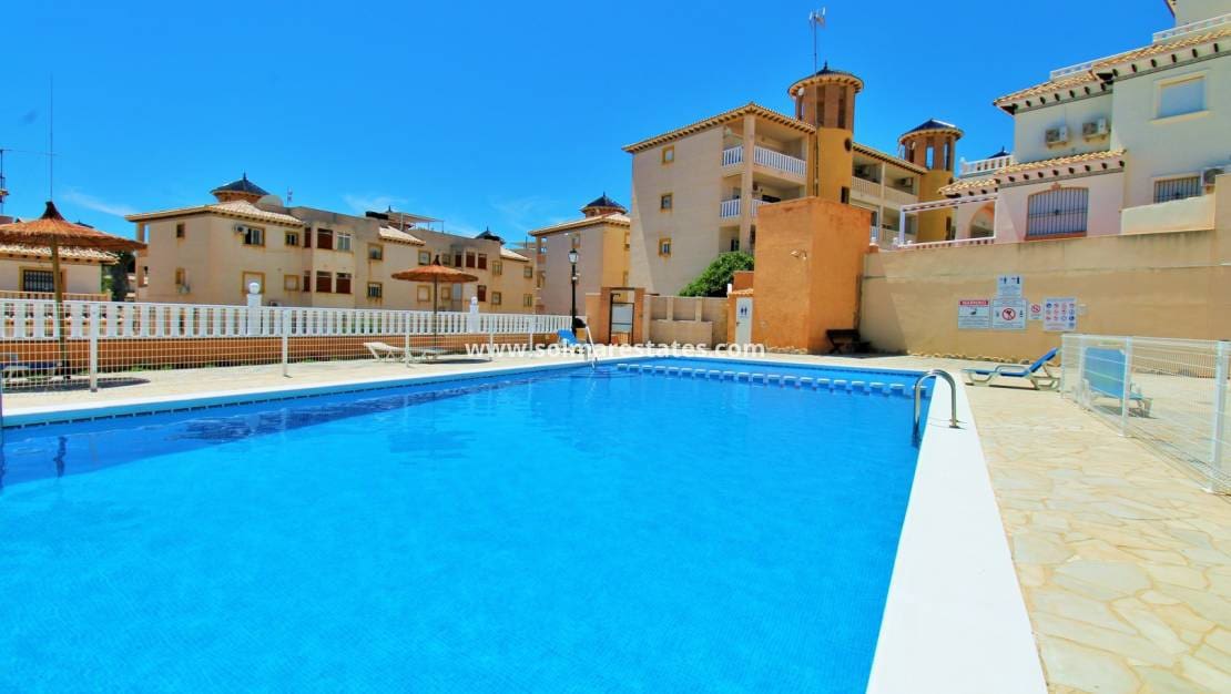 2 soverom Kjedet enebolig til salgs i Cabo Roig med svømmebasseng - € 219 900 (Ref: 9863554)