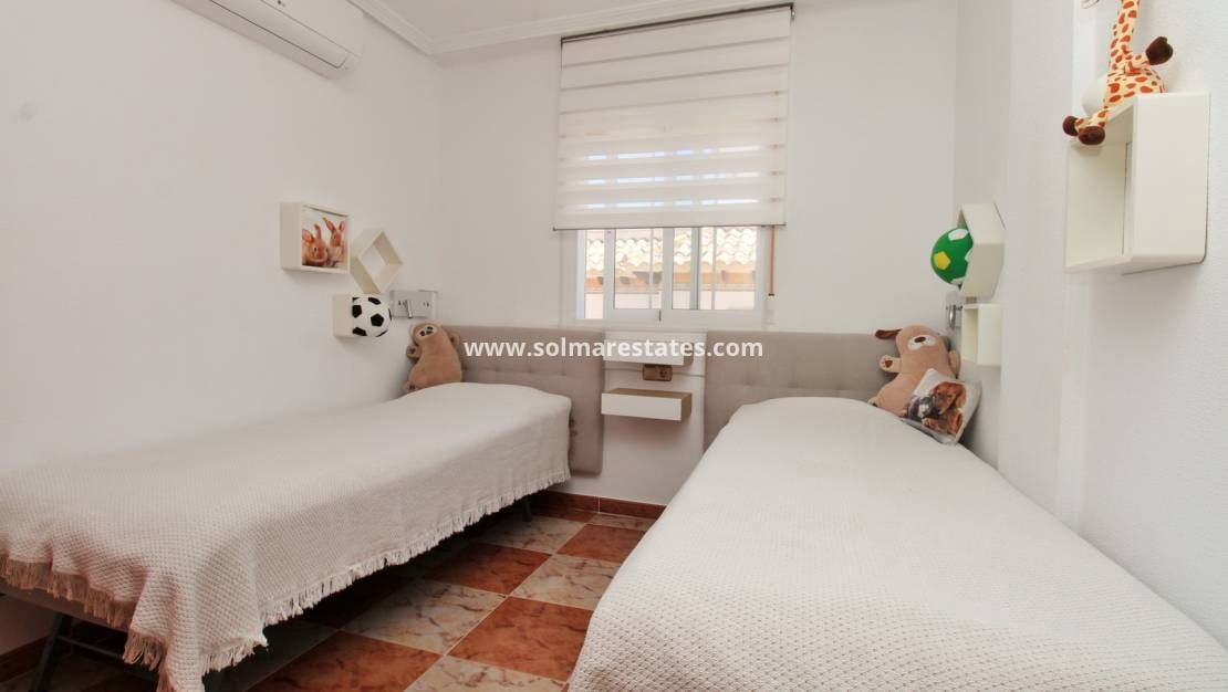 2 soverom Kjedet enebolig til salgs i Cabo Roig med svømmebasseng - € 219 900 (Ref: 9863554)