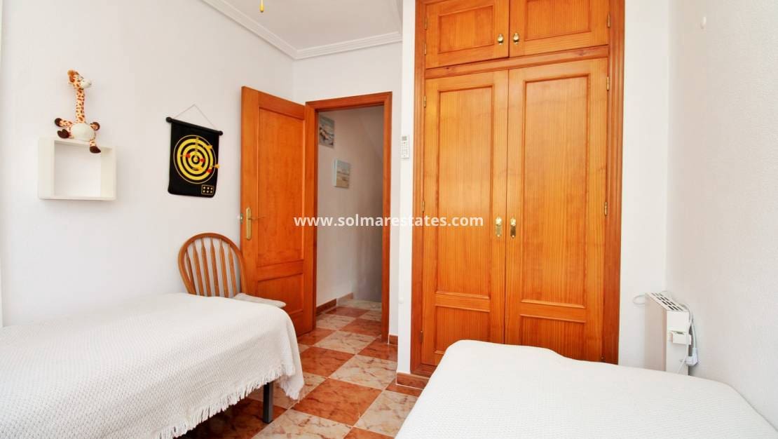 2 soverom Kjedet enebolig til salgs i Cabo Roig med svømmebasseng - € 219 900 (Ref: 9863554)
