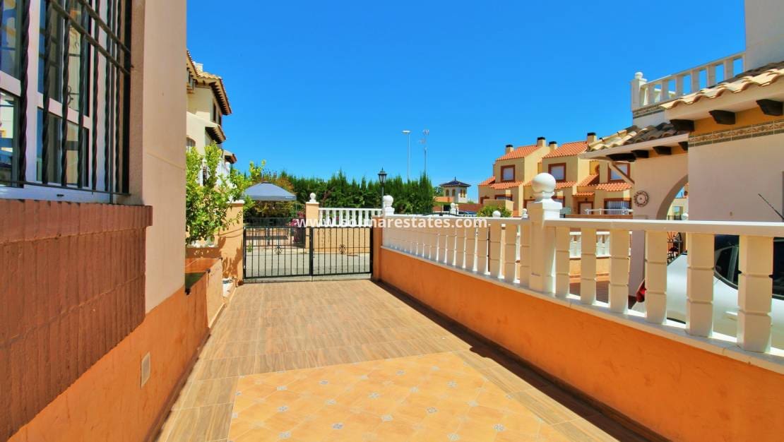 2 soverom Kjedet enebolig til salgs i Cabo Roig med svømmebasseng - € 219 900 (Ref: 9863554)