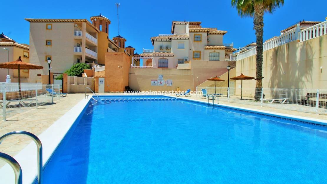 2 soverom Kjedet enebolig til salgs i Cabo Roig med svømmebasseng - € 219 900 (Ref: 9863554)