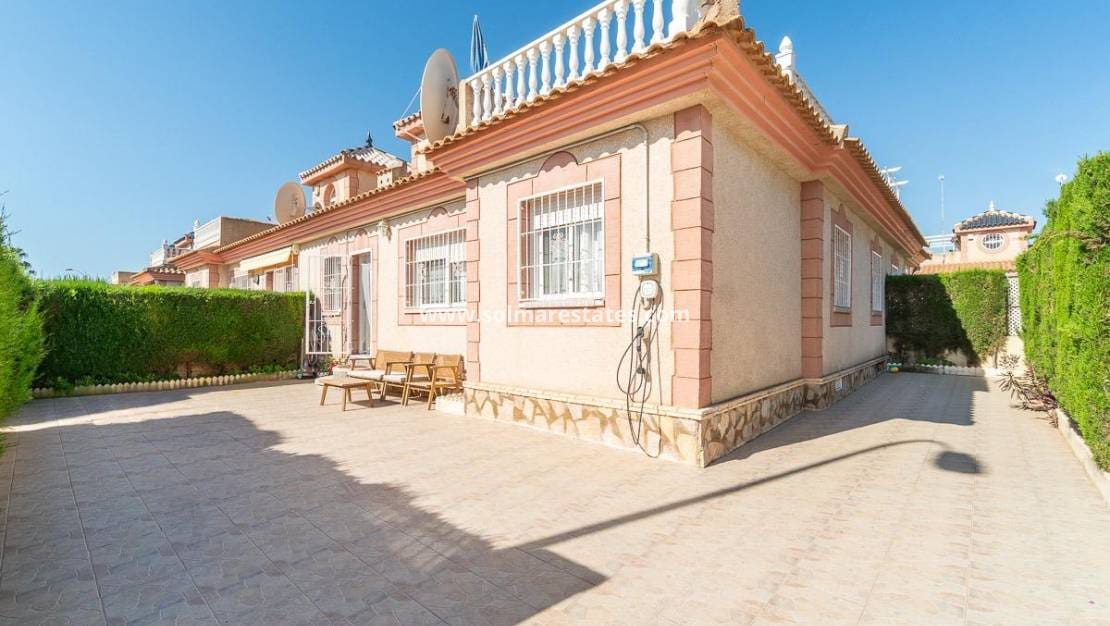 3 soverom Kjedet enebolig til salgs i Playa Flamenca med svømmebasseng - € 229 000 (Ref: 9867665)