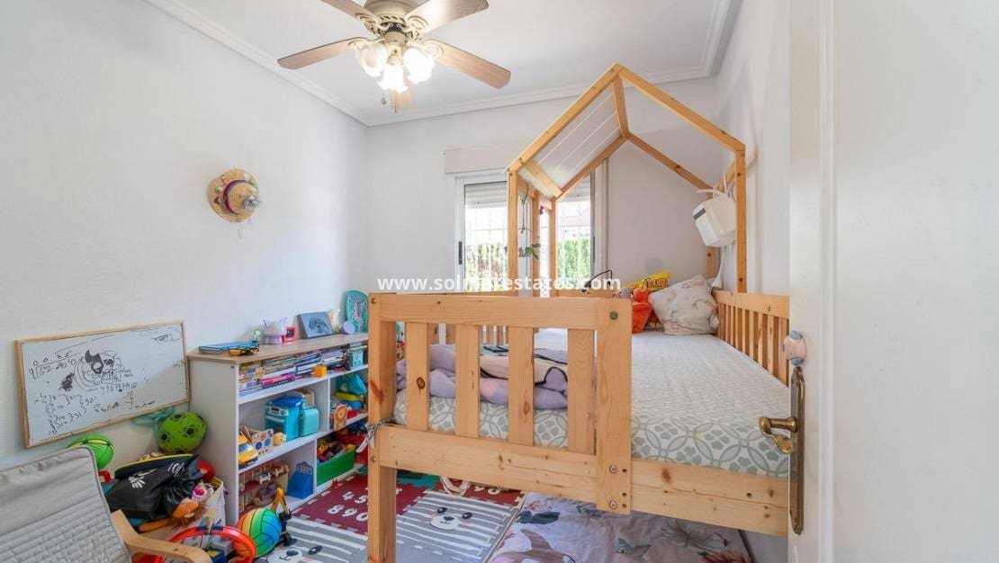 3 soverom Kjedet enebolig til salgs i Playa Flamenca med svømmebasseng - € 229 000 (Ref: 9867665)