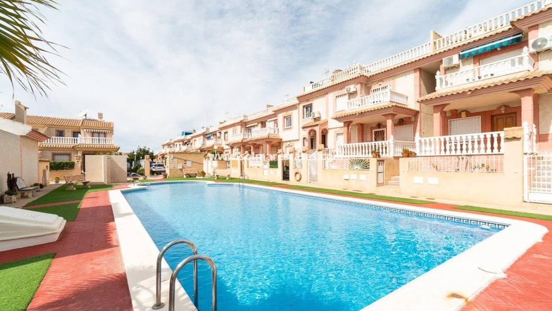 3 soverom Kjedet enebolig til salgs i Playa Flamenca med svømmebasseng - € 229 000 (Ref: 9867665)