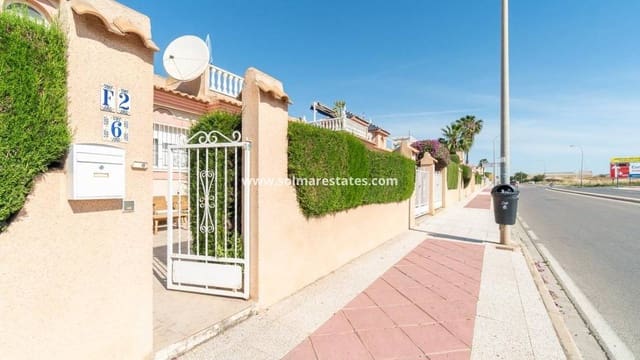 3 soverom Kjedet enebolig til salgs i Playa Flamenca, Orihuela med svømmebasseng - € 229 000 (Ref: 9867665)