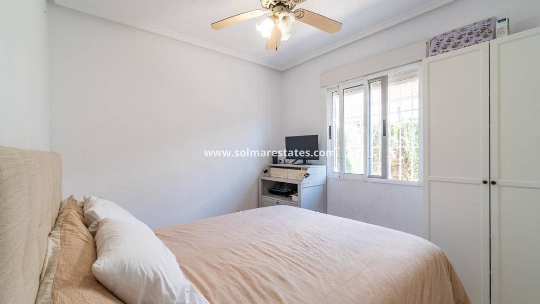 3 soverom Kjedet enebolig til salgs i Playa Flamenca med svømmebasseng - € 229 000 (Ref: 9867665)