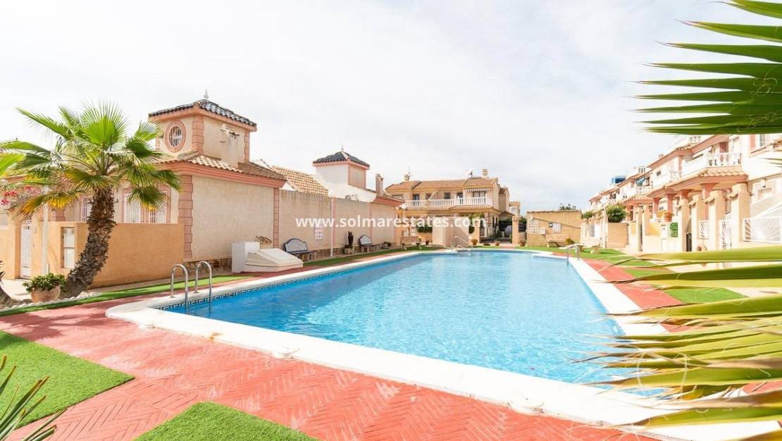 3 soverom Kjedet enebolig til salgs i Playa Flamenca med svømmebasseng - € 229 000 (Ref: 9867665)