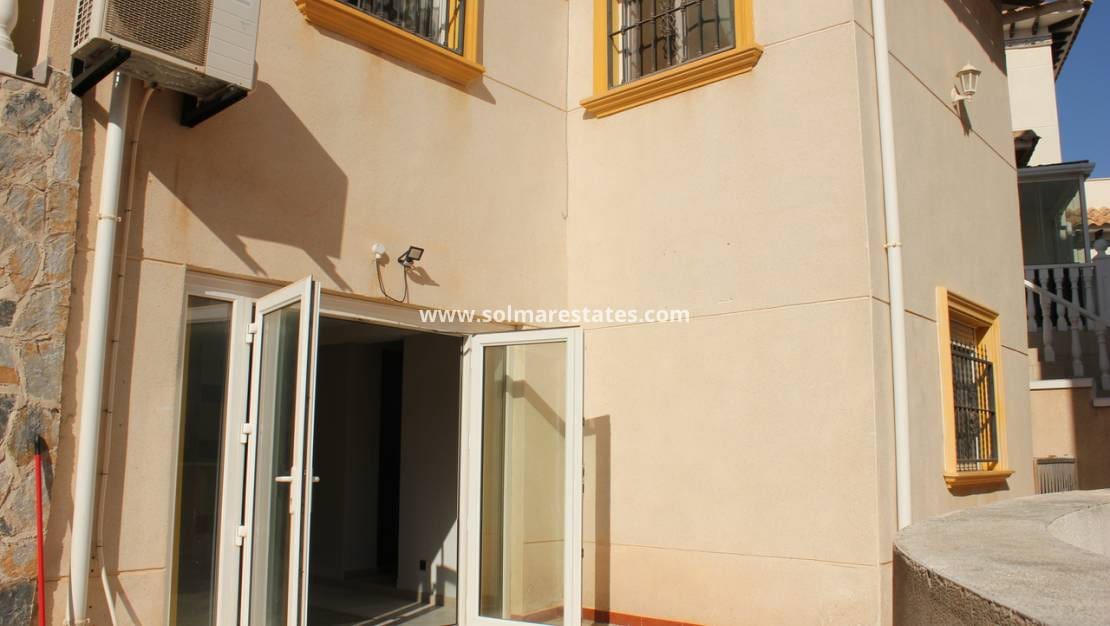 5 soveværelse Villa til salg i Playa Flamenca med swimmingpool - € 359.995 (Ref: 9867666)