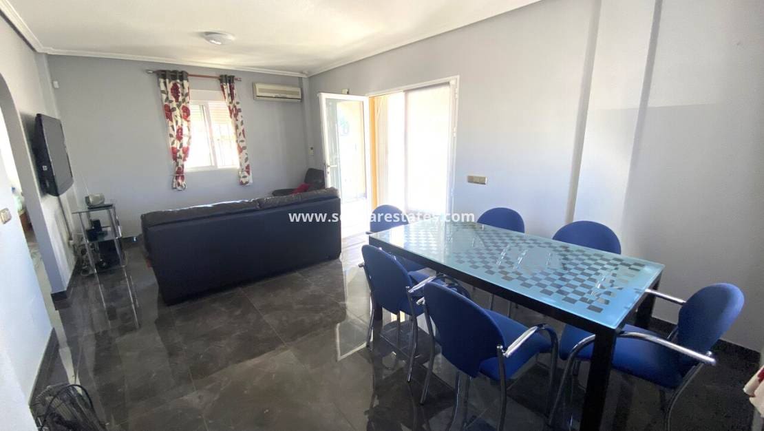 5 soveværelse Villa til salg i Playa Flamenca med swimmingpool - € 359.995 (Ref: 9867666)