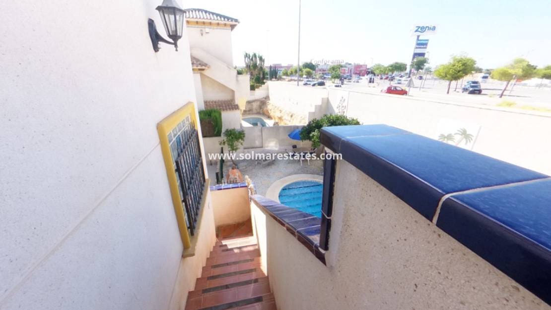 5 soveværelse Villa til salg i Playa Flamenca med swimmingpool - € 359.995 (Ref: 9867666)