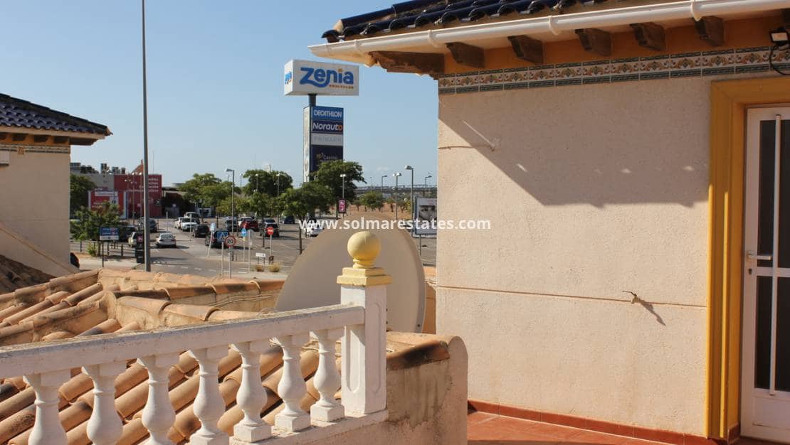 5 soveværelse Villa til salg i Playa Flamenca med swimmingpool - € 359.995 (Ref: 9867666)