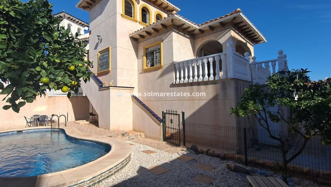 5 soveværelse Villa til salg i Playa Flamenca med swimmingpool - € 359.995 (Ref: 9867666)