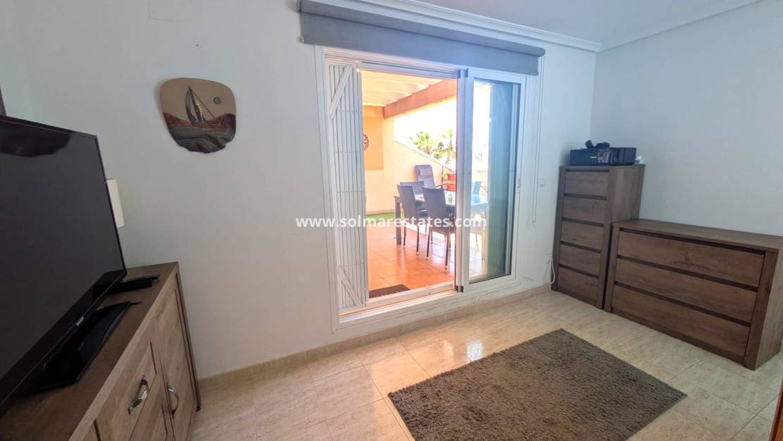 3 soveværelse Lejlighed til salg i Playa Flamenca med swimmingpool - € 249.000 (Ref: 9867669)