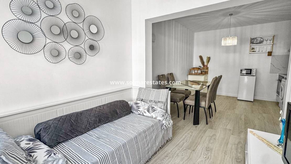 1 soverom Leilighet til salgs i Los Balcones med svømmebasseng - € 128 000 (Ref: 9867672)