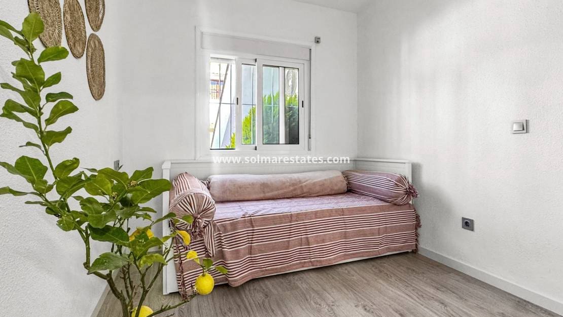1 soverom Leilighet til salgs i Los Balcones med svømmebasseng - € 128 000 (Ref: 9867672)