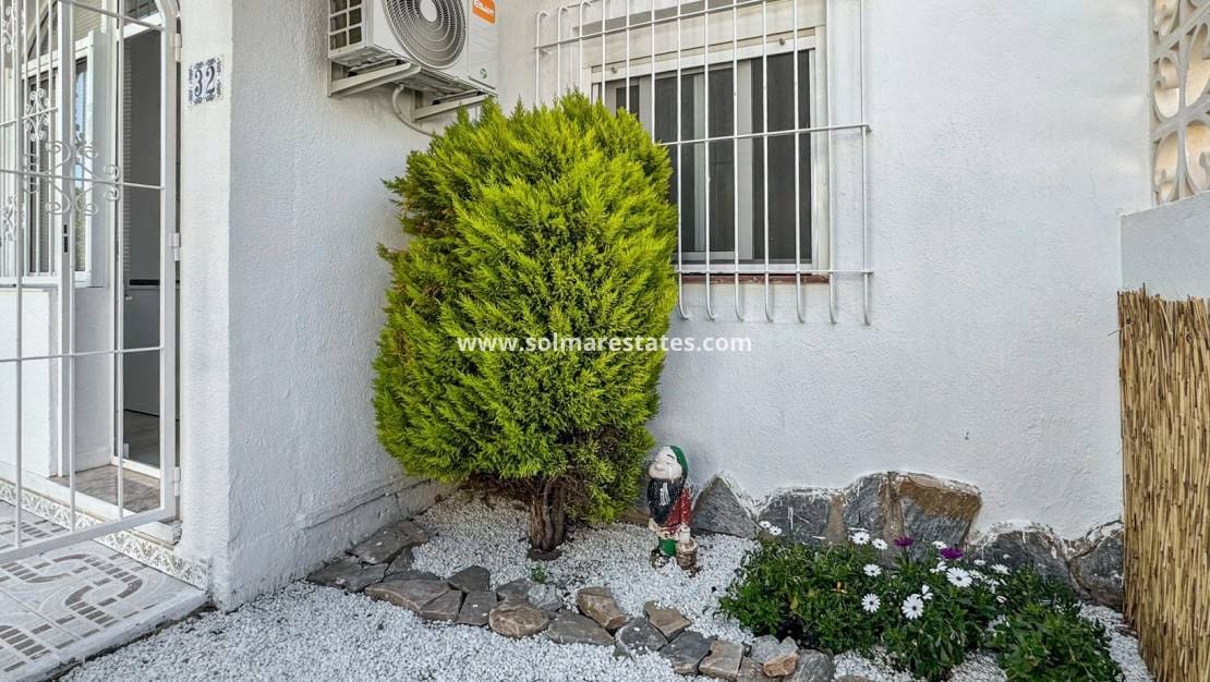 1 soverom Leilighet til salgs i Los Balcones med svømmebasseng - € 128 000 (Ref: 9867672)