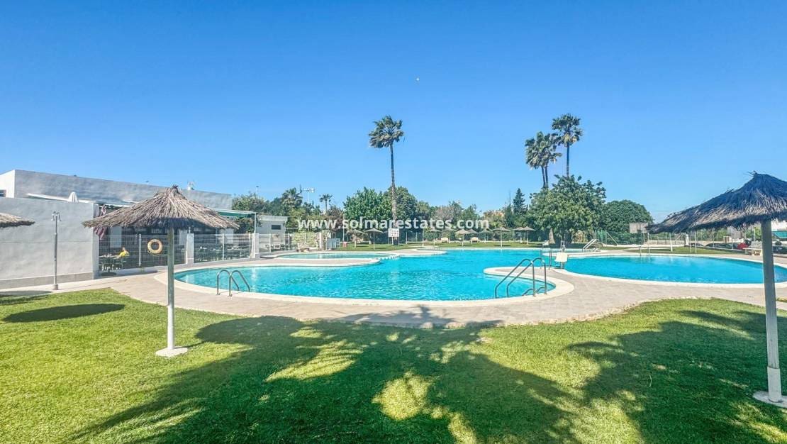 1 soverom Leilighet til salgs i Los Balcones med svømmebasseng - € 128 000 (Ref: 9867672)