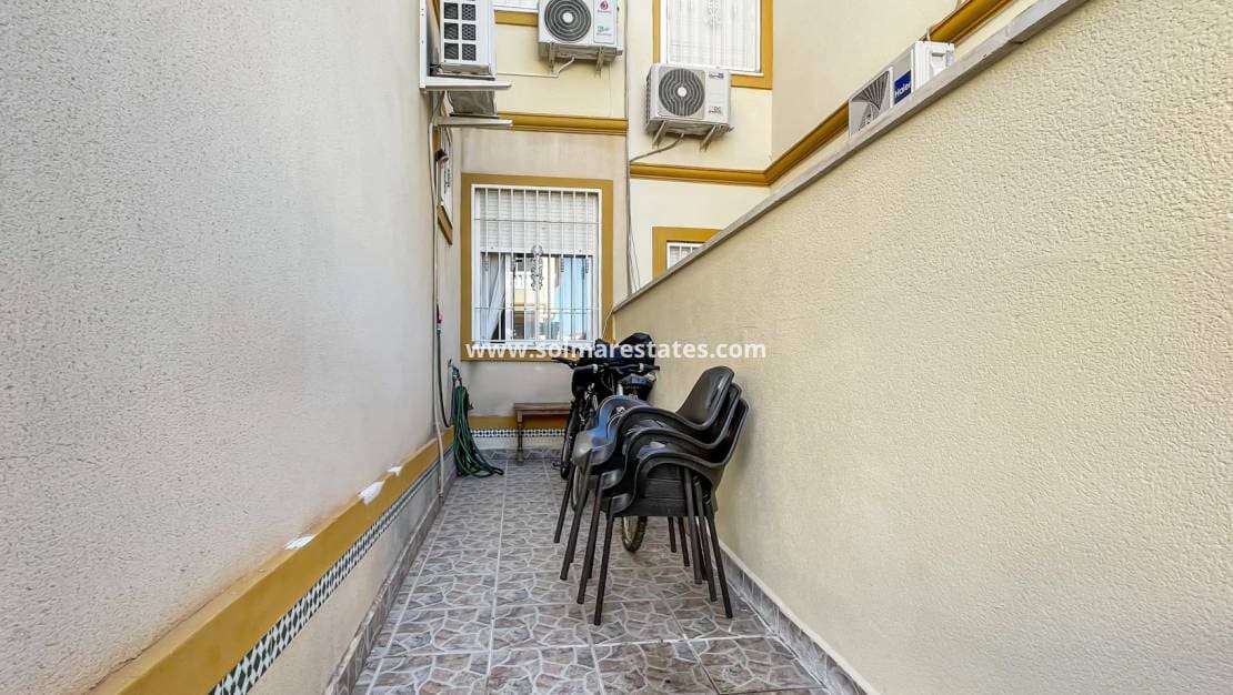 2 soveværelse Lejlighed til salg i Playa Flamenca med swimmingpool - € 176.900 (Ref: 9867673)
