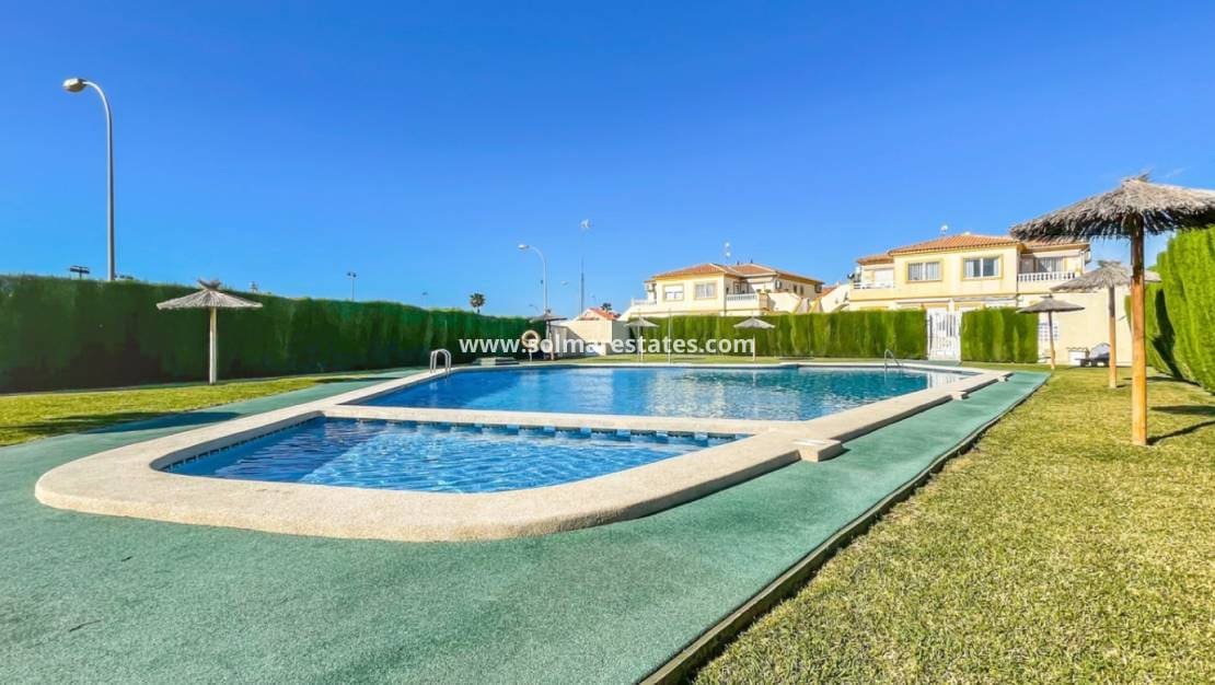 2 soveværelse Lejlighed til salg i Playa Flamenca med swimmingpool - € 176.900 (Ref: 9867673)