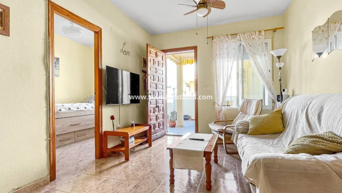 2 soveværelse Lejlighed til salg i Playa Flamenca med swimmingpool - € 176.900 (Ref: 9867673)