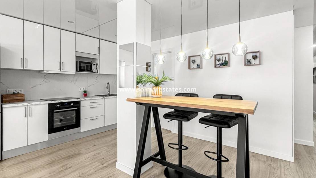 Apartamento de 3 habitaciones en Torrevieja en venta - 244.000 € (Ref: 9867674)