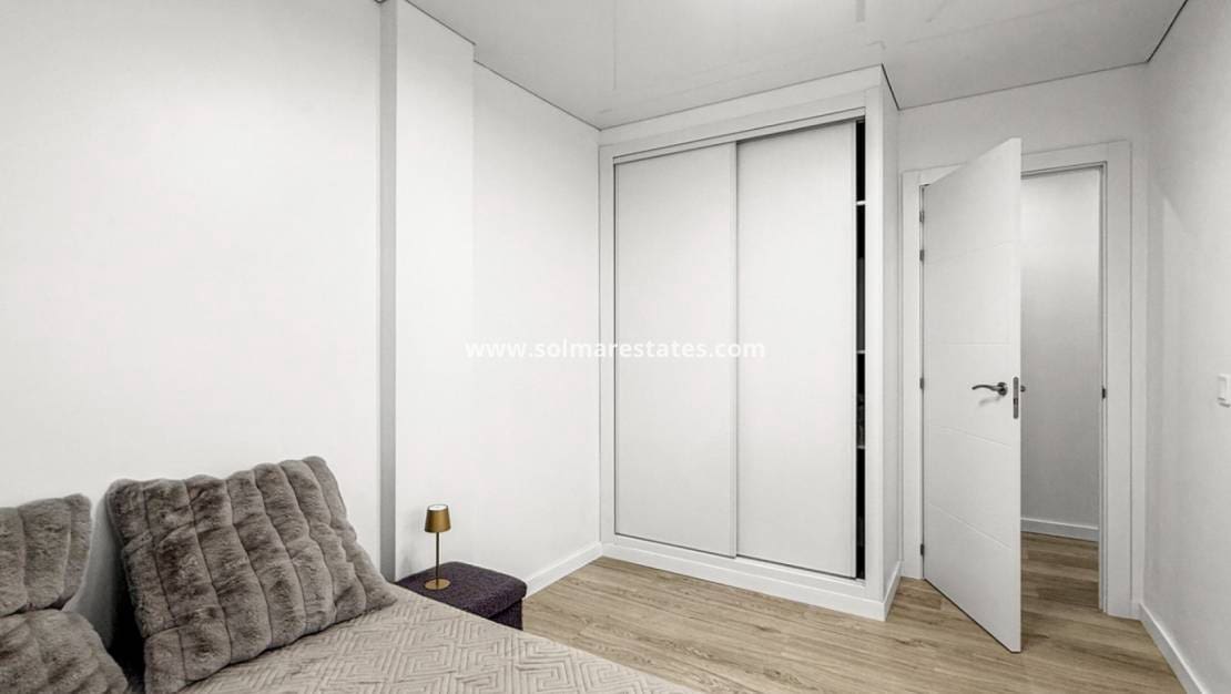 Apartamento de 3 habitaciones en Torrevieja en venta - 244.000 € (Ref: 9867674)