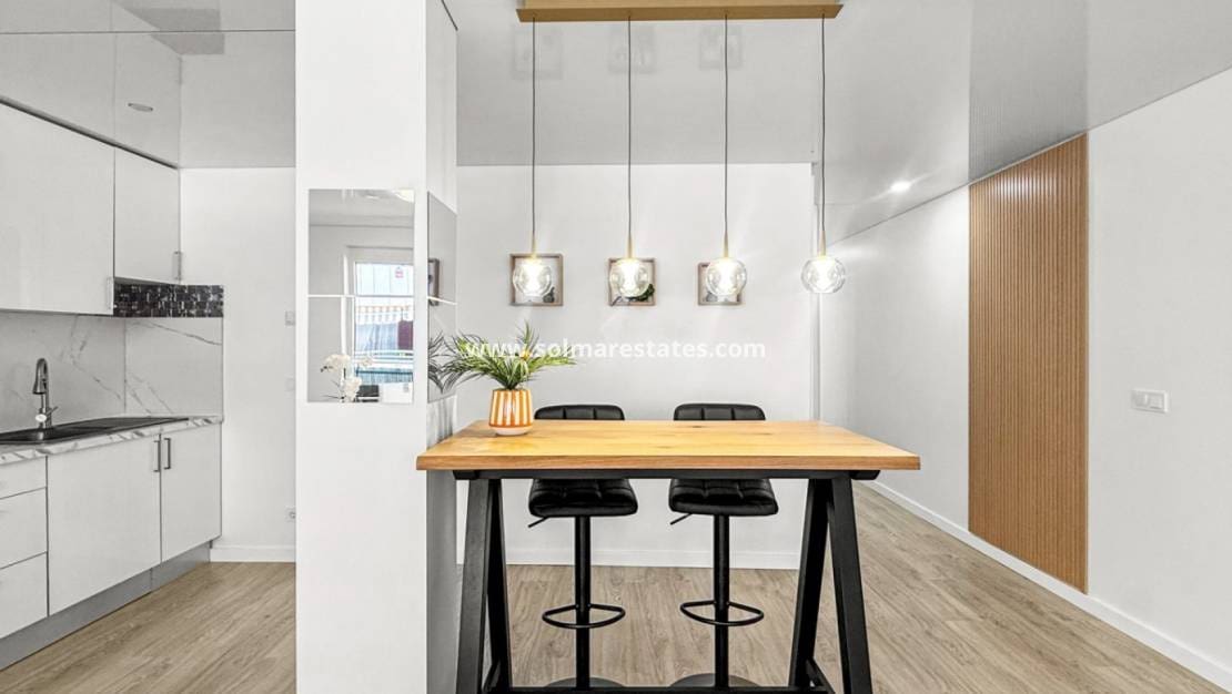 Apartamento de 3 habitaciones en Torrevieja en venta - 244.000 € (Ref: 9867674)