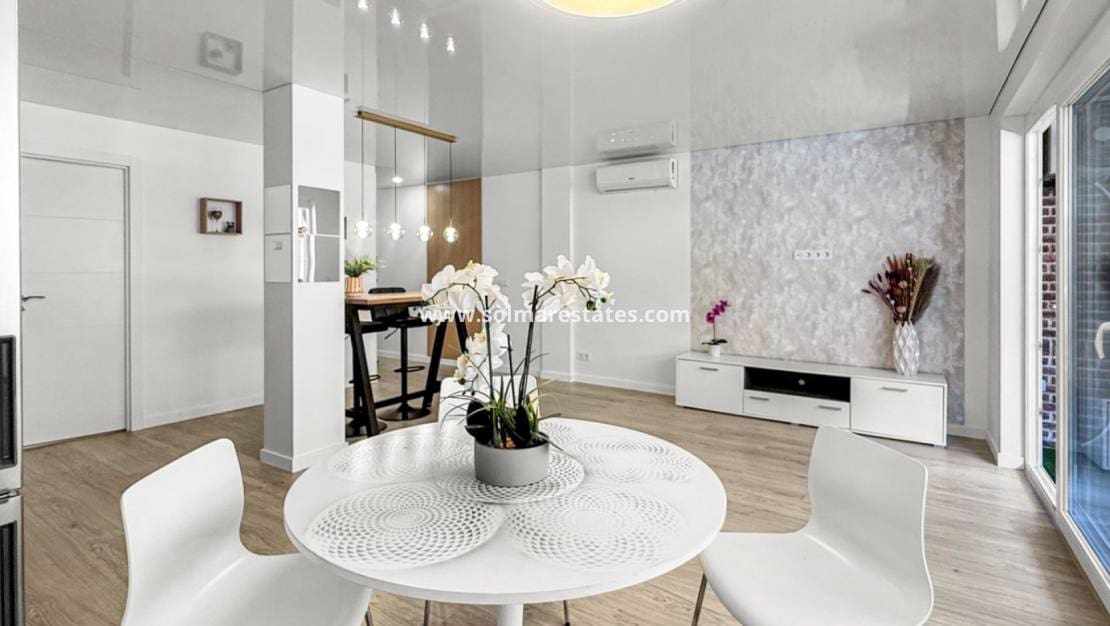 Apartamento de 3 habitaciones en Torrevieja en venta - 244.000 € (Ref: 9867674)