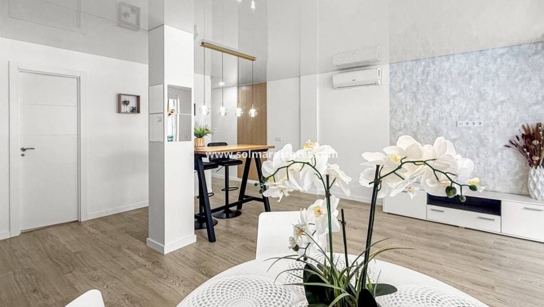 Apartamento de 3 habitaciones en Torrevieja en venta - 244.000 € (Ref: 9867674)