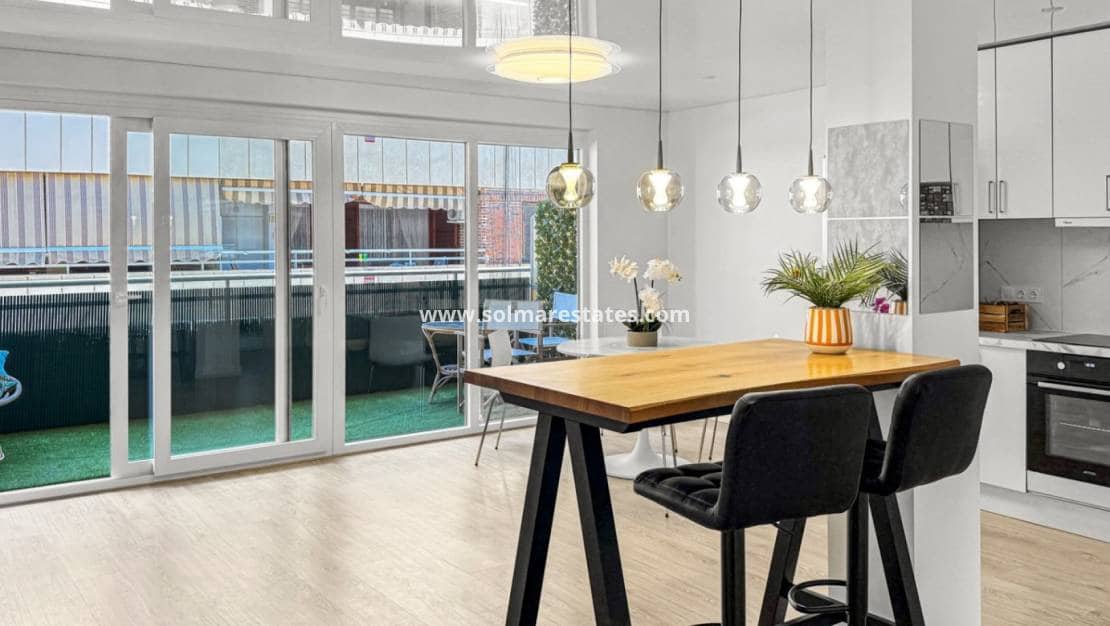 Apartamento de 3 habitaciones en Torrevieja en venta - 244.000 € (Ref: 9867674)