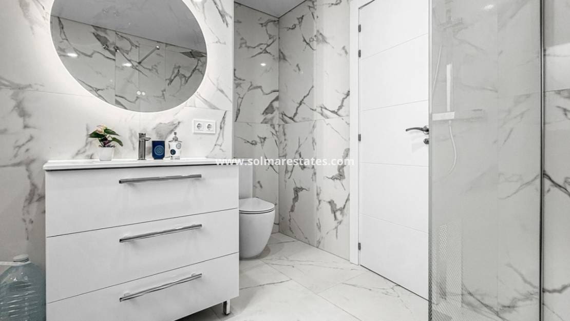 Apartamento de 3 habitaciones en Torrevieja en venta - 244.000 € (Ref: 9867674)