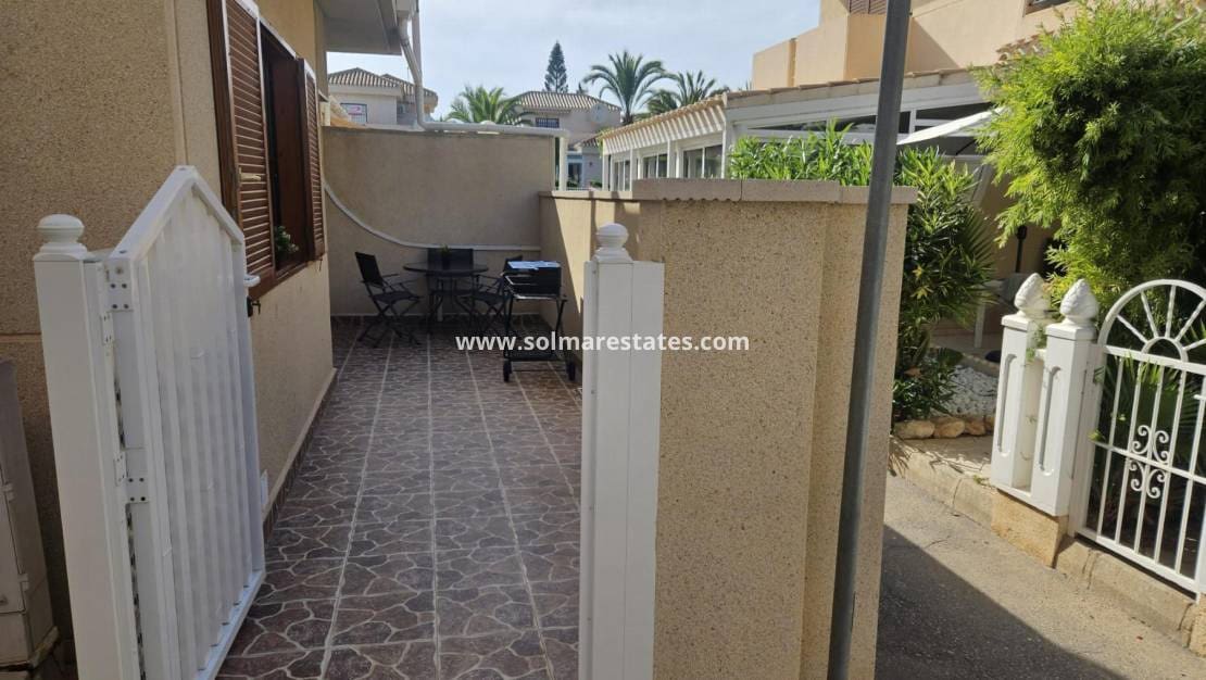 2 soveværelse Lejlighed til salg i Playa Flamenca med swimmingpool - € 185.000 (Ref: 9867676)