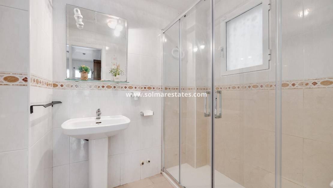 2 quarto Apartamento para venda em Torrevieja com piscina - 137 900 € (Ref: 9867677)
