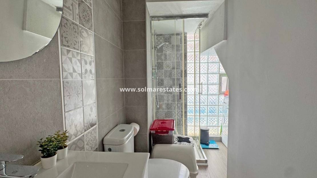 2 slaapkamer Halfvrijstaande villa te koop in Villamartin met zwembad - € 279.900 (Ref: 9867678)