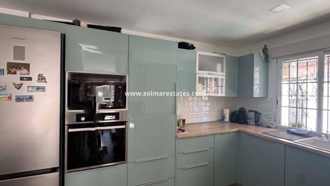 2 slaapkamer Halfvrijstaande villa te koop in Villamartin met zwembad - € 279.900 (Ref: 9867678)