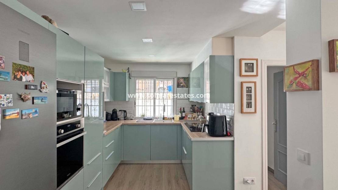 2 slaapkamer Halfvrijstaande villa te koop in Villamartin met zwembad - € 279.900 (Ref: 9867678)