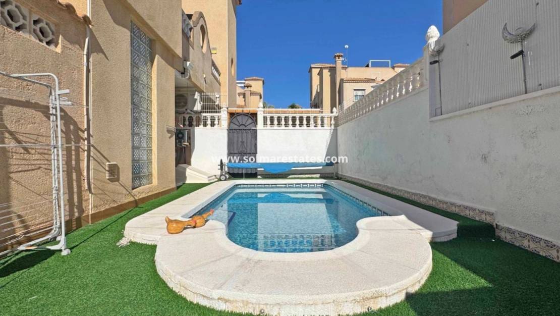 2 slaapkamer Halfvrijstaande villa te koop in Villamartin met zwembad - € 279.900 (Ref: 9867678)