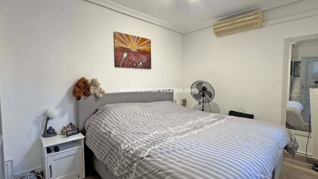 2 slaapkamer Halfvrijstaande villa te koop in Villamartin met zwembad - € 279.900 (Ref: 9867678)