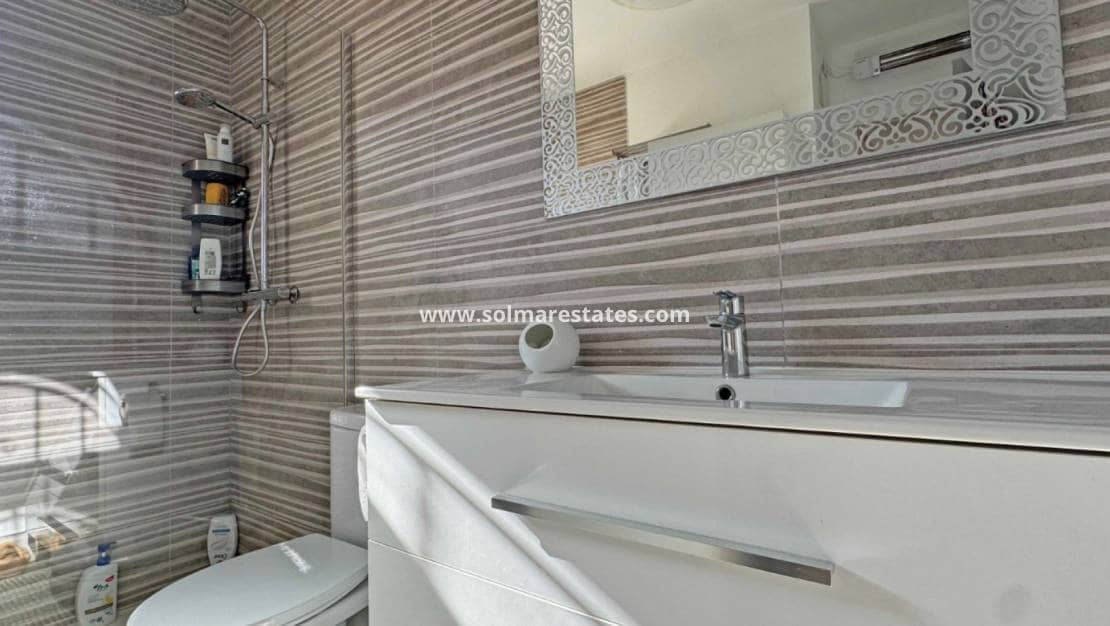 2 slaapkamer Halfvrijstaande villa te koop in Villamartin met zwembad - € 279.900 (Ref: 9867678)
