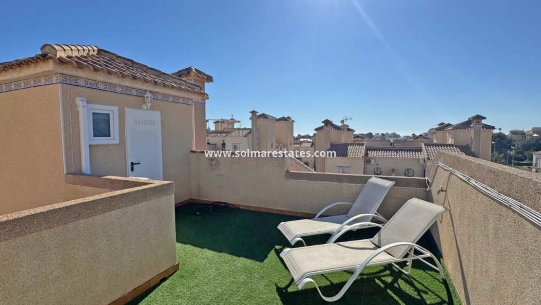 2 slaapkamer Halfvrijstaande villa te koop in Villamartin met zwembad - € 279.900 (Ref: 9867678)