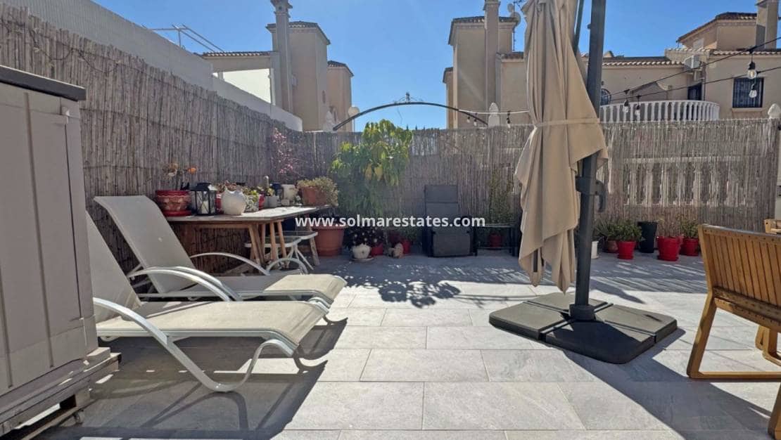 2 slaapkamer Halfvrijstaande villa te koop in Villamartin met zwembad - € 279.900 (Ref: 9867678)
