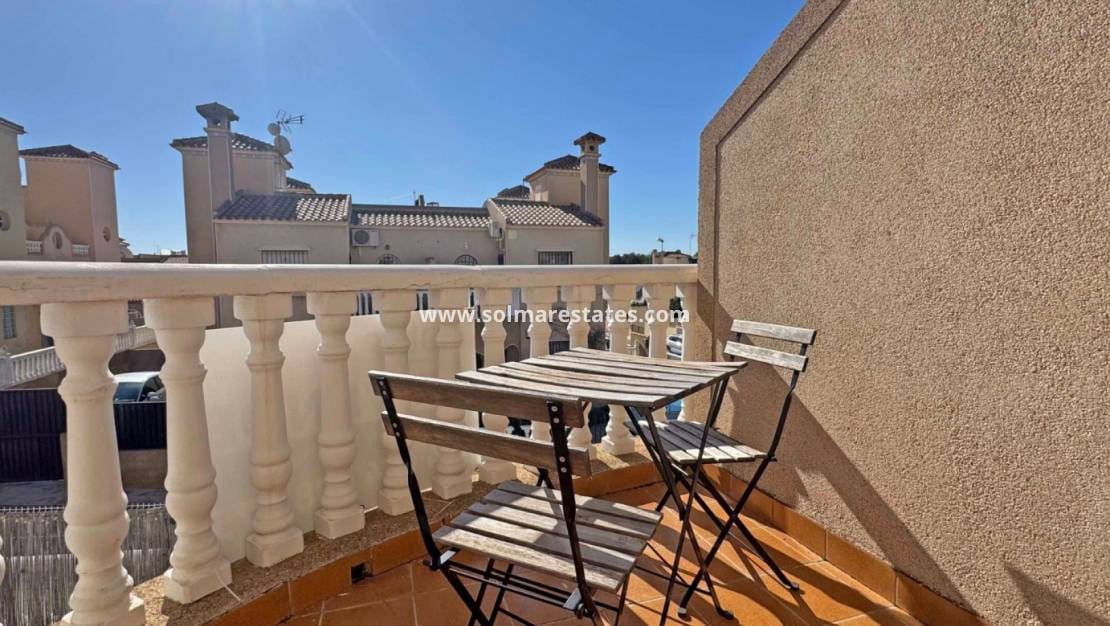 2 slaapkamer Halfvrijstaande villa te koop in Villamartin met zwembad - € 279.900 (Ref: 9867678)