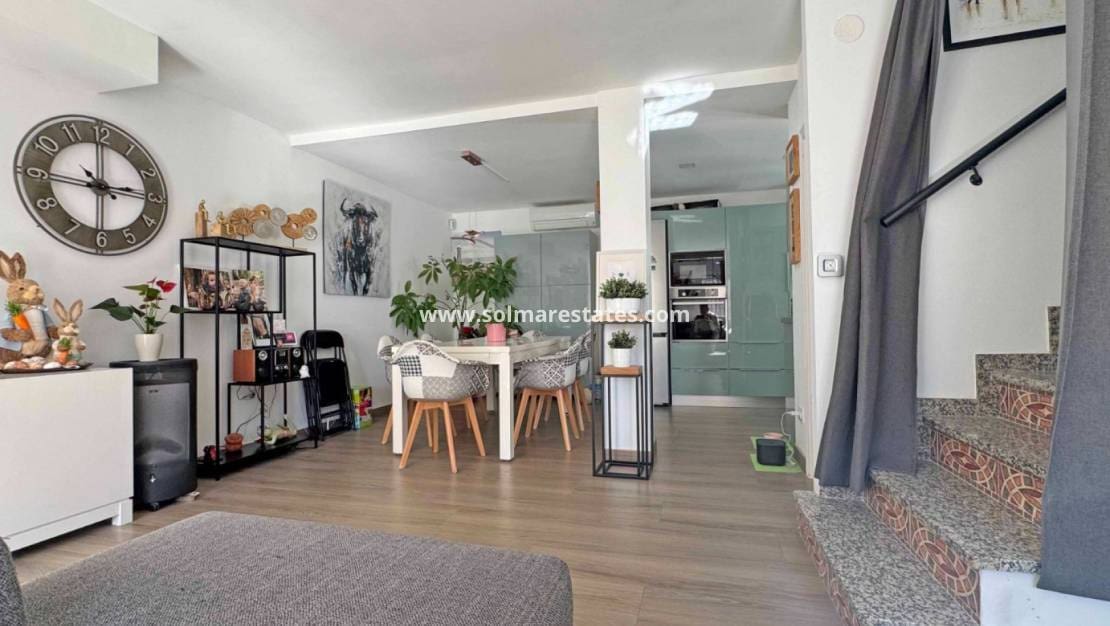 2 slaapkamer Halfvrijstaande villa te koop in Villamartin met zwembad - € 279.900 (Ref: 9867678)