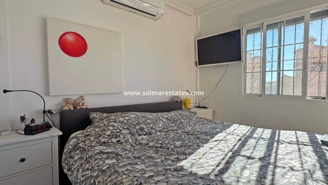 2 slaapkamer Halfvrijstaande villa te koop in Villamartin met zwembad - € 279.900 (Ref: 9867678)