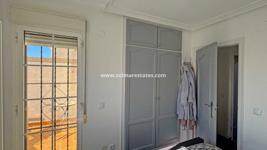 2 slaapkamer Halfvrijstaande villa te koop in Villamartin met zwembad - € 279.900 (Ref: 9867678)