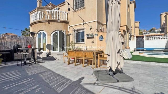 2 slaapkamer Halfvrijstaande villa te koop in Villamartin, Orihuela met zwembad - € 279.900 (Ref: 9867678)