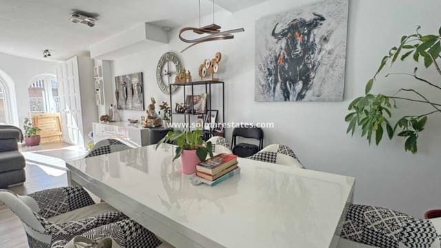 2 slaapkamer Halfvrijstaande villa te koop in Villamartin, Orihuela met zwembad - € 279.900 (Ref: 9867678)