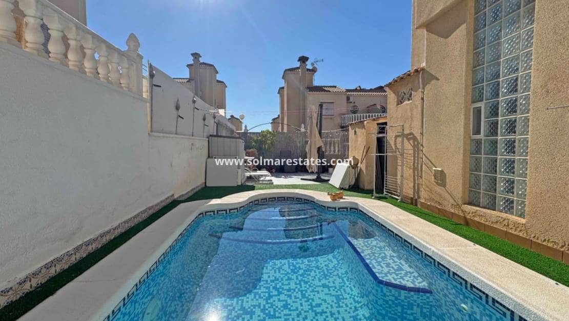 2 slaapkamer Halfvrijstaande villa te koop in Villamartin met zwembad - € 279.900 (Ref: 9867678)