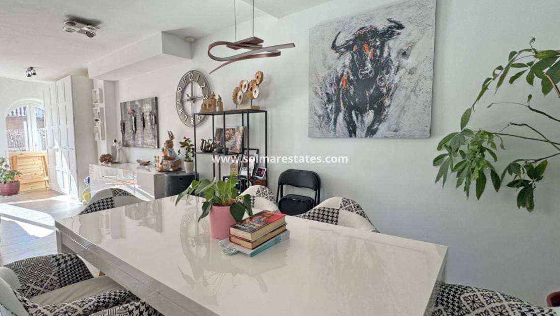 2 slaapkamer Halfvrijstaande villa te koop in Villamartin met zwembad - € 279.900 (Ref: 9867678)