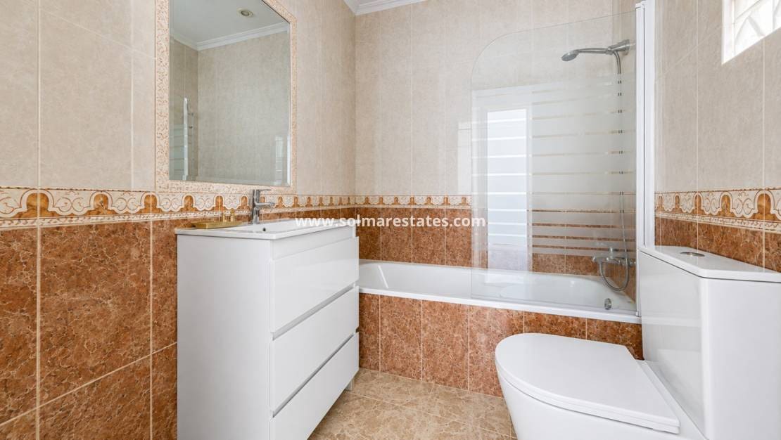 2 sypialnia Dom na sprzedaż w Playa Flamenca z basenem - 215 000 € (Ref: 9867679)